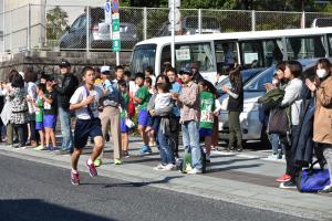 市内一周駅伝ランナーと沿道からの応援