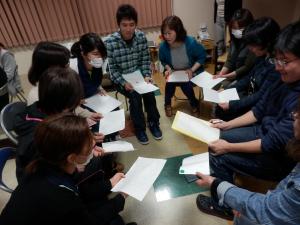 意見交換をする職員