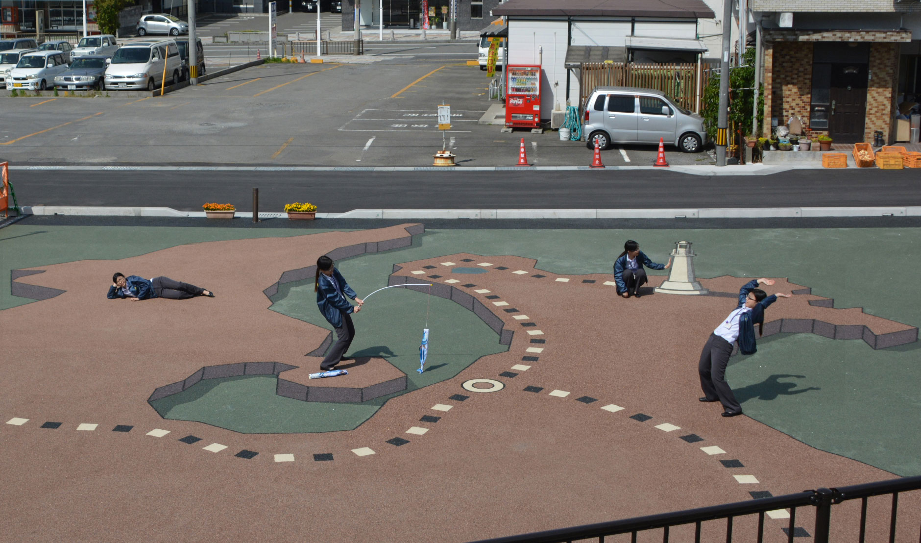 駅前広場のトリックアート