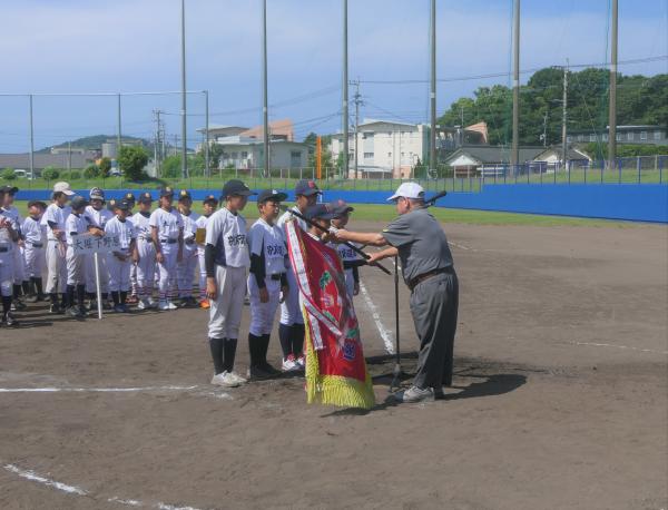 優勝旗授与