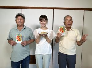 リポーター上妻さん（中央）、男性料理教室の参加者のおふたり